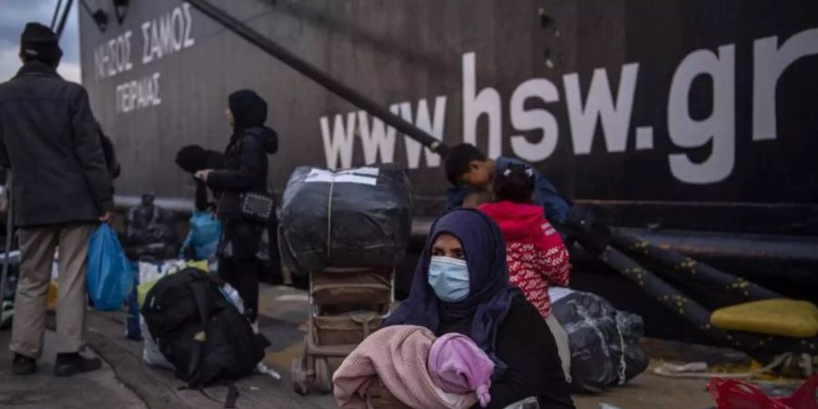 Migranten aus dem Lager Moria im Hafen von Piräus bei Athen. Foto: Angelos Tzortzinis/dpa/dpa