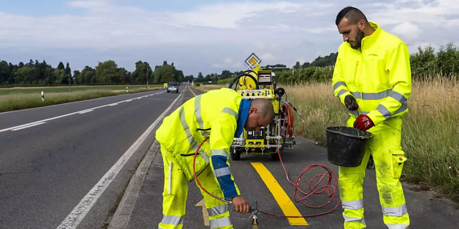 Auf vielen Strassen in der Westschweiz wird das Velo-Piktogramm aufgemalt.