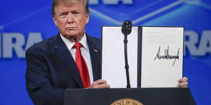 Laut US-Präsident Donald Trump haben die Waffenverkäufe in den USA jüngst massiv zugelegt. (Archivbild) donald trump