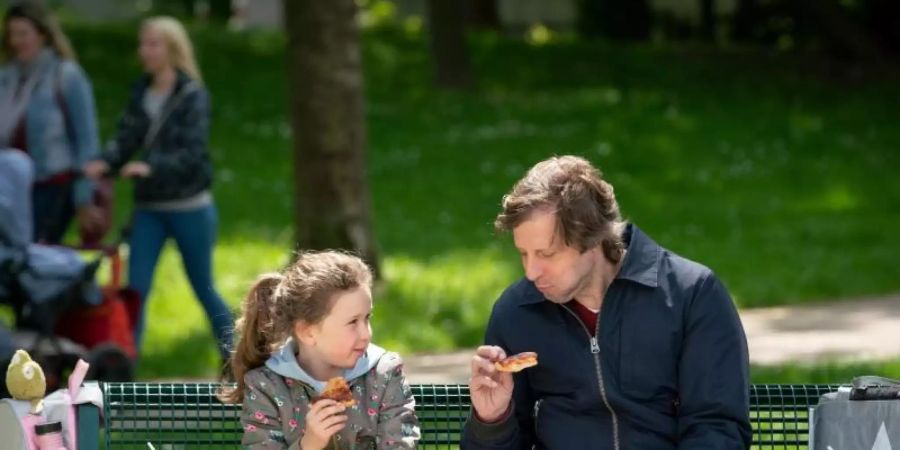 Oliver Korittke (als Ekki Talkötter) erfährt nach Jahren, dass er eine kleine Tochter hat. Foto: Thomas Kost/ZDF/dpa