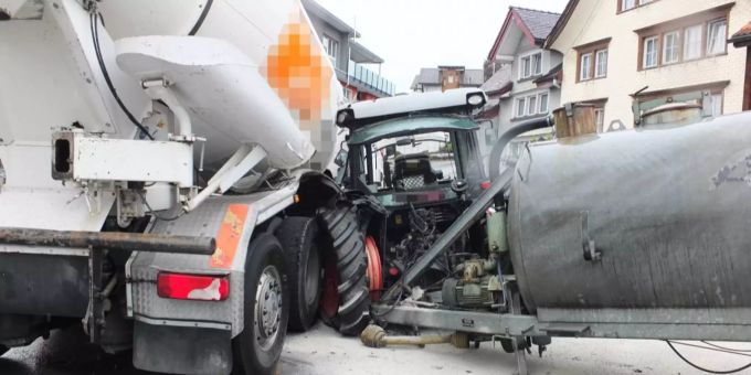 Nach Kollision Diesel ausgelaufen.