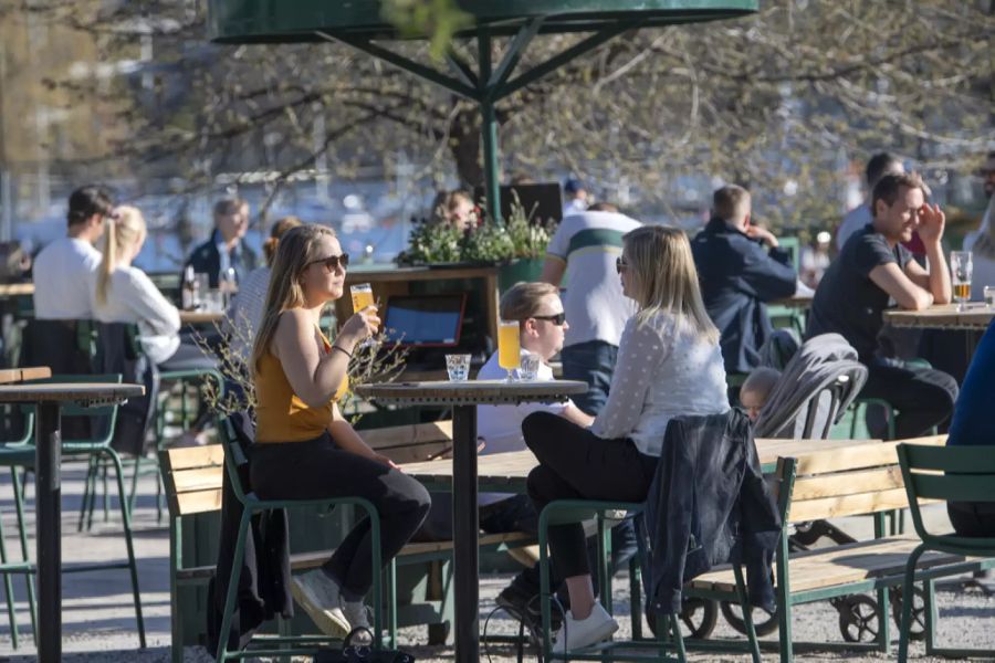 Unbeeindruckt vom Coronavirus trinken Menschen in Stockholm ein Frühlingsbier.