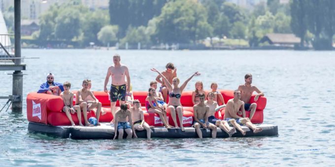 Badegäste im Lido Luzern. Lido Luzern