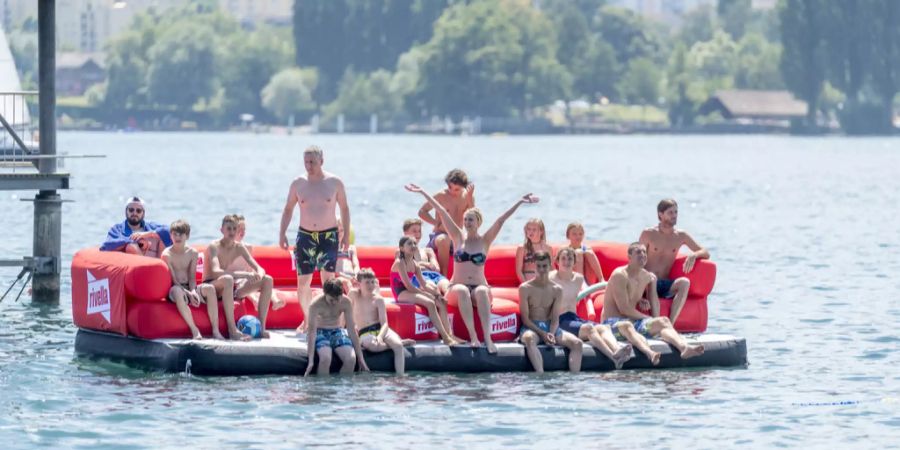 Badegäste im Lido Luzern.