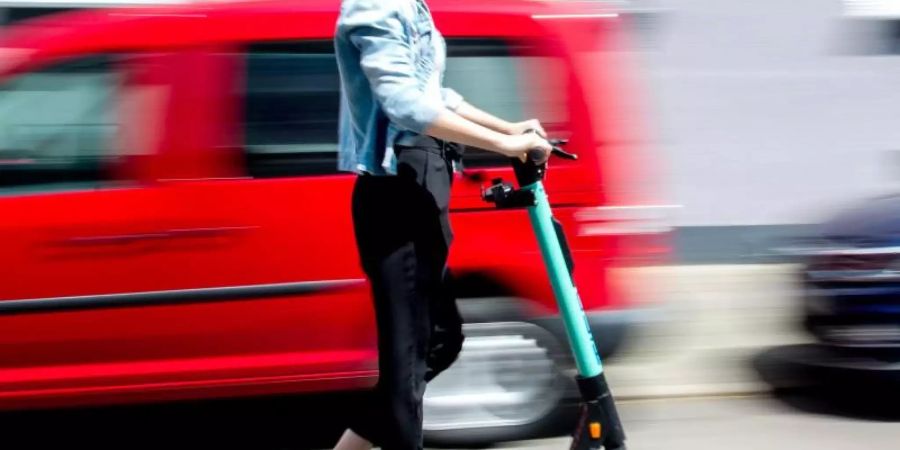 Um das Fahren mit dem E-Tretroller sicherer zu machen, raten Experten zu einer automatisierten Tempobegrenzung. Foto: Hauke-Christian Dittrich/dpa