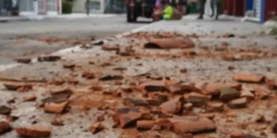 Kaputte Kacheln liegen nach dem Beben auf einer Strasse der Ortschaft Crucecita. Foto: Carlos Ramos/dpa