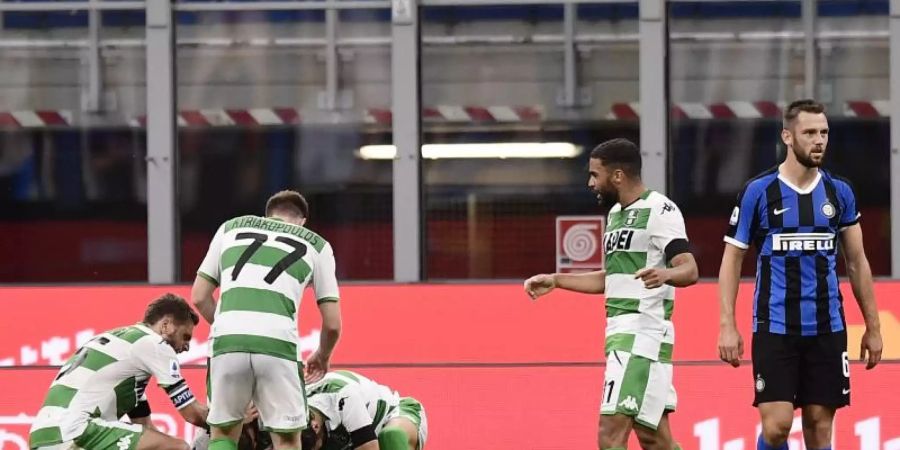 Die Spieler von Sassuolo Calcio (l) feiern das Tor zum 3:3 bei Inter Mailand. Foto: Fabio Ferrari/Lapresse/Lapresse via ZUMA Press/dpa