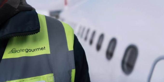 Ein Mitarbeiter von Gate Gourmet liefert am 20. März 2018 Lebensmittel an ein Flugzeug von Swiss International Air Lines am Flughafen Zürich in Kloten, Kanton Zürich, Schweiz. gategourmet