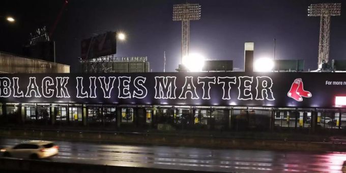 Ein Plakat mit der Aufschrift «Black Lives Matter» hängt am Fenway Park in Boston. Baseball-Profis dürfen in der kommenden MLB-Saison ihre Unterstützung für die Black-Lives-Matter-Bewegung zeigen. Foto: Charles Krupa/AP/dpa Ein Plakat mit der Aufschrift «Black Lives Matter» hängt am Fenway Park in Boston. Baseball-Profis dürfen in der kommenden MLB-Saison ihre Unterstützung für die Black-Lives-Matter-Bewegung zeigen. Foto: Charles Krupa/AP/dpa