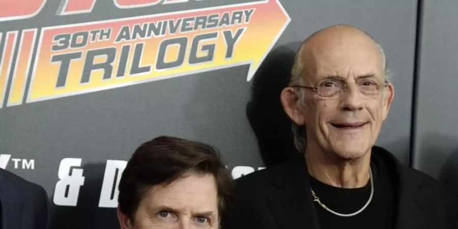 Michael J. Fox (l) und Christopher Lloyd spielen die Hauptrollen in «Zurück in die Zukunft». Foto: Jason Szenes/EPA/dpa