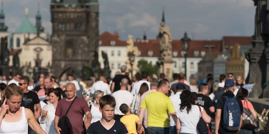 Menschen spazieren während des Festivals des Strassentheaters Teatrotoc an der Prager Karlsbrücke. Foto: Tomas Tkacik/SOPA Images via ZUMA Wire/dpa