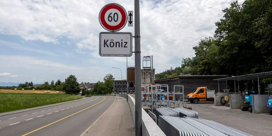 Ortstafel von Köniz. Rechts der Werkhof Köniz.