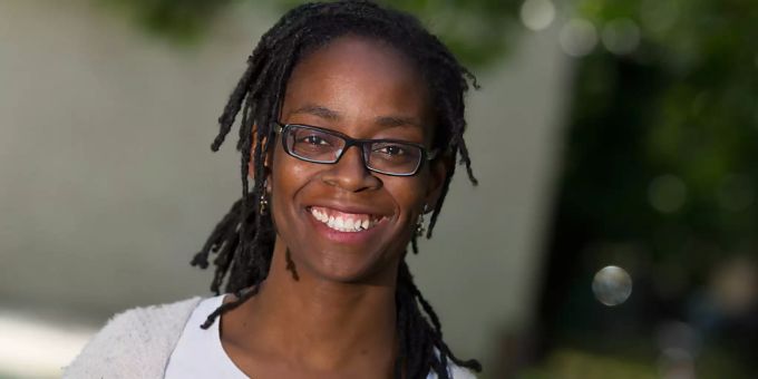 ARCHIV - Die in Berlin lebende Autorin Sharon Otoo bei einem Fototermin. Otoo gewann 2016 den Ingeborg-Bachmann-Preis und wird nun die Eröffnungsrede halten. Foto: Paul Zinken/picture alliance / dpa ARCHIV - Die in Berlin lebende Autorin Sharon Otoo bei einem Fototermin. Otoo gewann 2016 den Ingeborg-Bachmann-Preis und wird nun die Eröffnungsrede halten. Foto: Paul Zinken/picture alliance / dpa