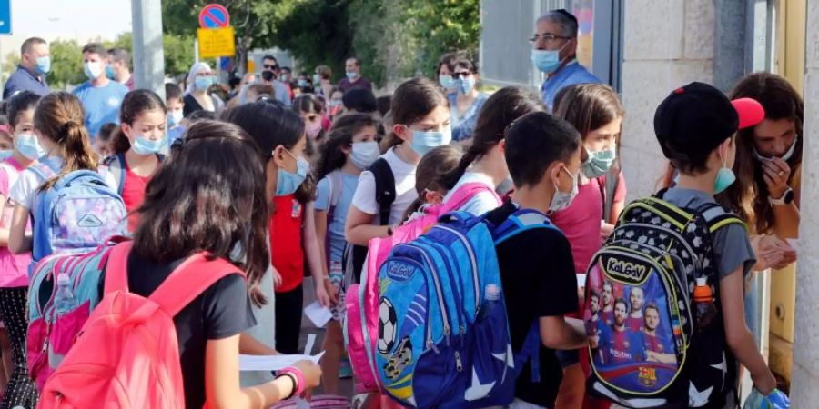 Schülerinnen und Schüler stehen Mitte Mai vor einer Schule in Modi'in. Foto: Gil Cohen Magen/XinHua/dpa