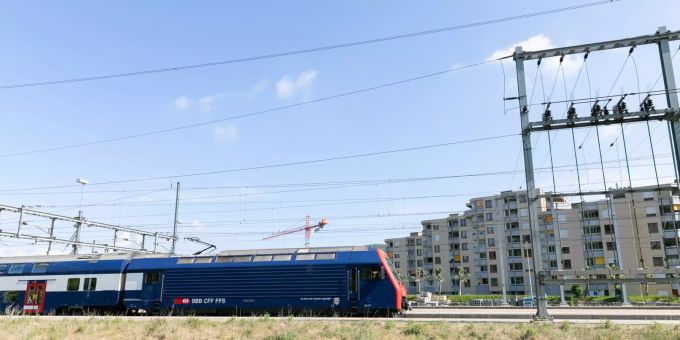 Ein Zug und der Bahnhof in Turgi. Ein Zug und der Bahnhof in Turgi.