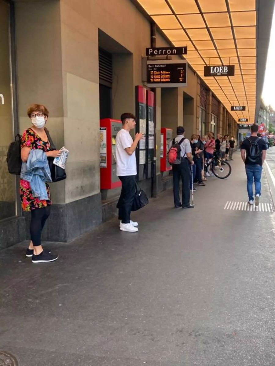 Auch beim Warten auf den Bus am Bahnhof Bern tragen viele bereits die Maske.