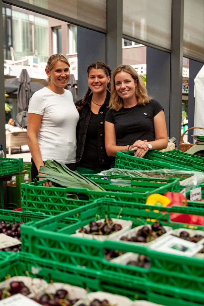 Kim.S, Stephanie K. und Lyam M. verkaufen unteranderm Früchte und frischer Süssmost
