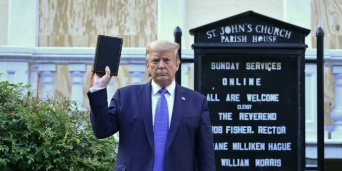 US-Präsident Donald Trump mit der Bibel vor der St.-Johns-Kirche US-Präsident Donald Trump mit der Bibel vor der St.-Johns-Kirche