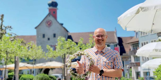 Statdrat Bruno Niedermann windet den Spital- und Sanitätssoldaten ein Kränzchen.
