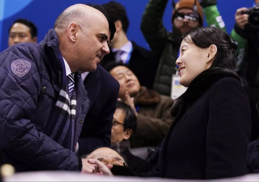 Kim Yo Jong besucht 2018 die Olympischen Winterspiele in Südkorea – und trifft beim Frauen-Eishockeyspiel auf Bundesrat Alain Berset.