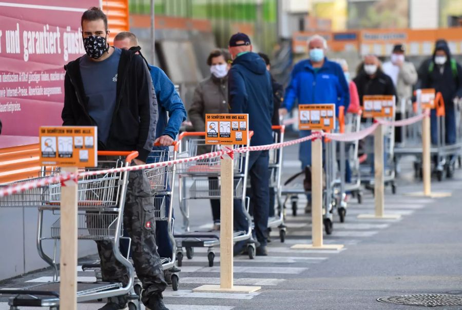 Im österreichischen Innsbruck standen die Menschen mit Masken vor den Baumärkten Schlange. Bei den Nachbarn gilt im Gegensatz zur Schweiz eine Masken- und Abstandspflicht.