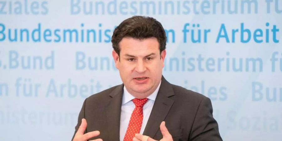 Fussballspiele mit Masken kann sich Arbeitsminister Hubertus Heil (SPD) nicht vorstellen. Foto: Kay Nietfeld/dpa