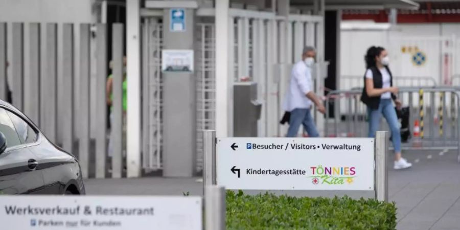 Der Tönnies-Betrieb in Rheda-Wiedenbrück steht wegen des Corona-Ausbruchs seit Mittwoch weitgehend still. Foto: Friso Gentsch/dpa