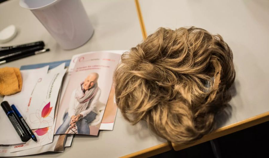 Perücke beim Coiffeur