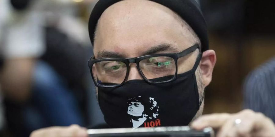 Kirill Serebrennikow fotografiert Medienvertreter vor seiner Anhörung am 22. Juni. Foto: Pavel Golovkin/AP/dpa