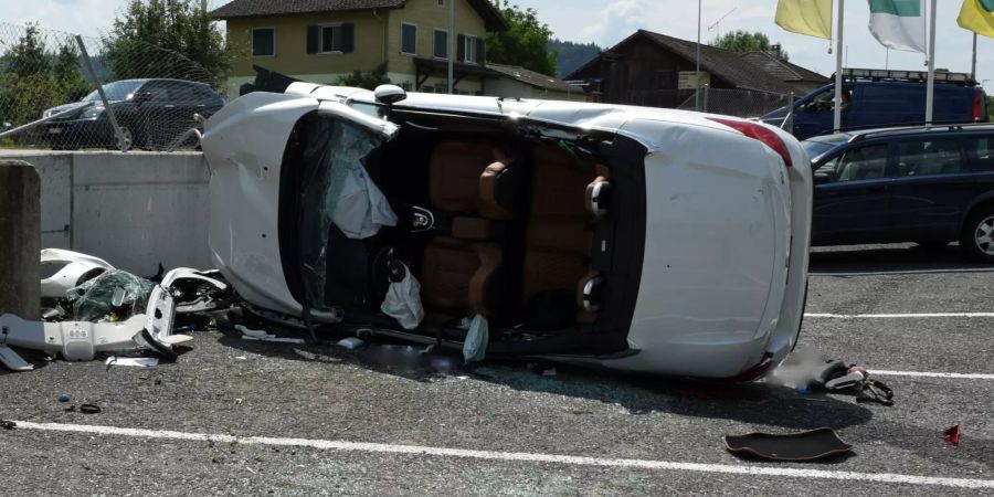 Autofahrer bei Selbstunfall verletzt