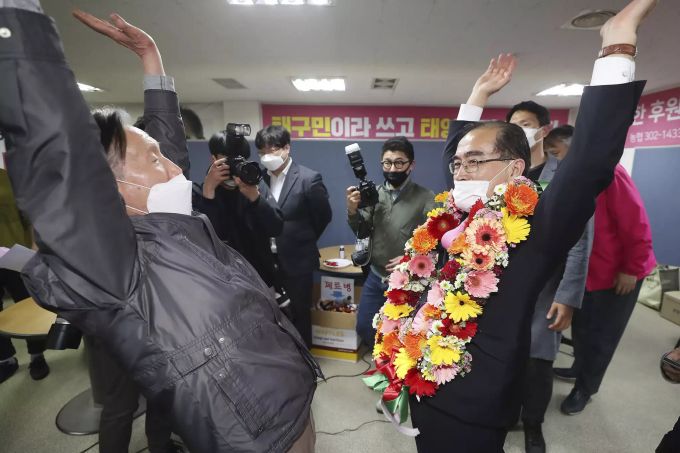 Thae Yong Ho (r.) ist sichtlich erfreut über seine Wahl. thae yon ho