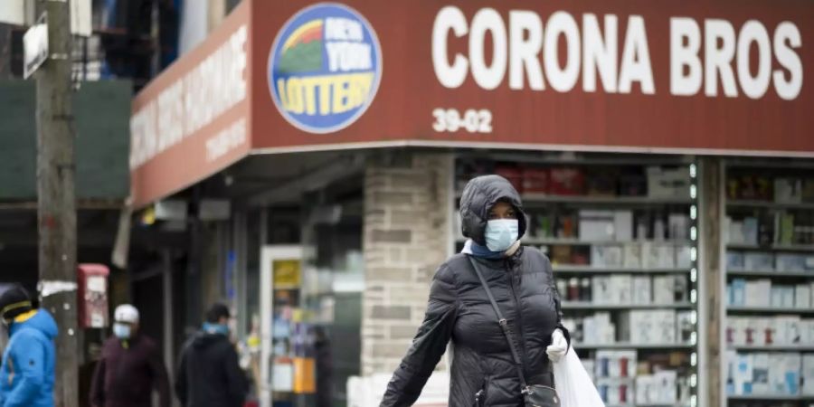 Frau mit Schutzmaske im New Yorker Stadtteil Queens