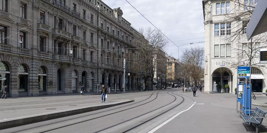 Gähnende Leere an der Zürcher Bahnhofstrasse: Die Corona-Krise drückt nicht nur auf die Umsätze der Geschäfte, sondern bei vielen Menschen auch auf die Stimmung.