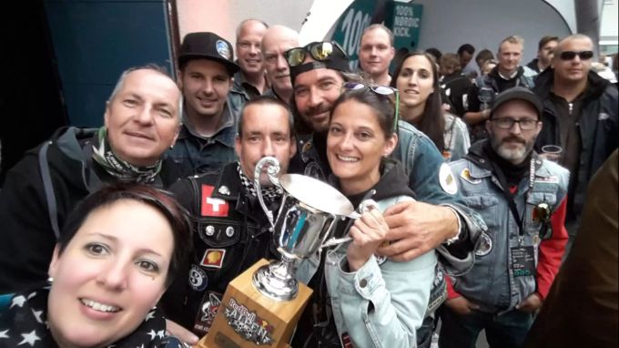 Die Seckuropfer Böju mit dem «Gang of the Year»-Pokal. Sekuropfer Böju
