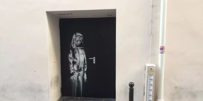 Auf einer Tür beim Pariser Musikclub "Bataclan" ist ein Wandbild zu sehen, das dem britischen Street-Art-Künstler Banksy zugerechnet wird. Foto: Sebastian Kunigkeit/dpa Auf einer Tür beim Pariser Musikclub "Bataclan" ist ein Wandbild zu sehen, das dem britischen Street-Art-Künstler Banksy zugerechnet wird. Foto: Sebastian Kunigkeit/dpa