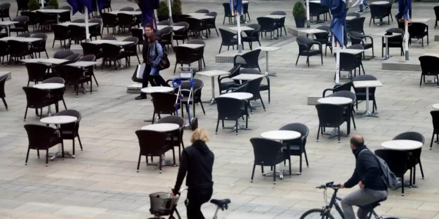 Radfahrer vor geschlossenem Café in Dortmund Mitte Mai