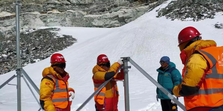 Mitarbeiter von China Mobile errichten in der Nähe des Basislagers des Berges Qomolangma eine 5G-Basisstation. Foto: China Mobile/XinHua/dpa