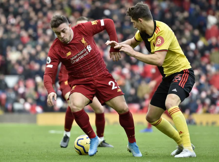 Craig Cathcart (r.) vom FC Watford im Zweikampf mit Liverpools Xherdan Shaqiri (l.). Die Hornets stehen in der Tabelle auf Rang 17.