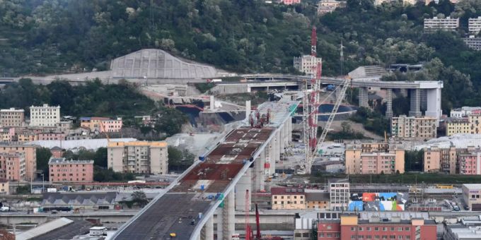 Beim Bau der neuen Brücke von Genua ist ein Meilenstein erreicht. Die Struktur der Autobahnbrücke, die den West- und Ostteil der italienischen Stadt verbindet und 2018 eingestürzt war, ist fertig. morandi brücke genua