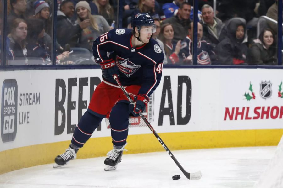 Dean Kukan verteidigt für die Columbus Blue Jackets.