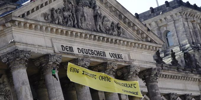 Greenpeace-Aktivisten seilen sich mit einem Transparent vom Reichstagsgebäude ab, auf dem geschrieben steht: «Eine Zukunft ohne Kohlekraft». Der Bundestag verabschiedet heute ein neues Kohlegesetz. Protest für schnellen Kohleausstieg