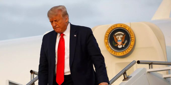 Donald Trump, Präsident der USA, verlässt die Air Force One auf dem städtischen Flughafen Morristown. Trump verbringt das Wochenende in seinem Golfklub in der Nähe von Bedminster. US-Präsident Trump