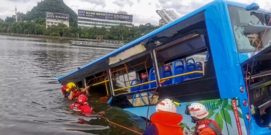 Der Bus wurde mit Hilfe von Kabeln aus dem See gezogen