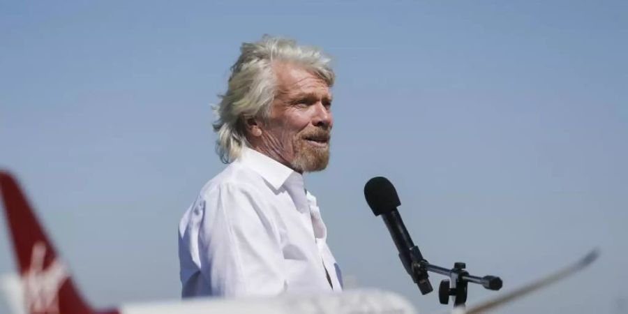 Der britische Unternehmer und Gründer der Virgin Group, Sir Richard Branson, hält bei seiner Aufnahme in den Flight Path Walk of Fame am Los Angeles International Airport eine Rede. Foto: Ringo Chiu/ZUMA Wire/dpa