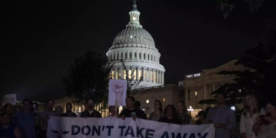 Demonstranten halten 2017 vor dem Kapitol in Washington ein Banner mit der Aufschrift «Don't take away our health care!» (Nehmt uns nicht unsere Krankenversicherung weg!) hoch. Foto: Alex Edelman/ZUMA Wire/dpa