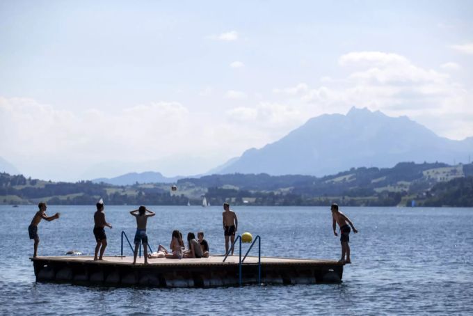 Kinder geniessen das schöne Wetter im Seebad Seeliken in Zug. (Symbolbild) baden wetter