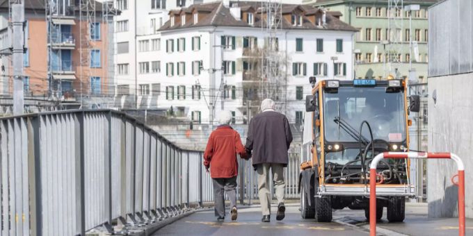 Senioren fürchten, dass ihnen trotz Lockerung des Lockdowns, eine Ausgangssperre auferlegt wird. Senioren Coronavirus