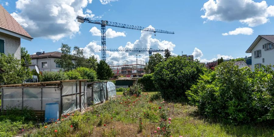 Baustelle und Baukräne mitten in Ostermundigen.