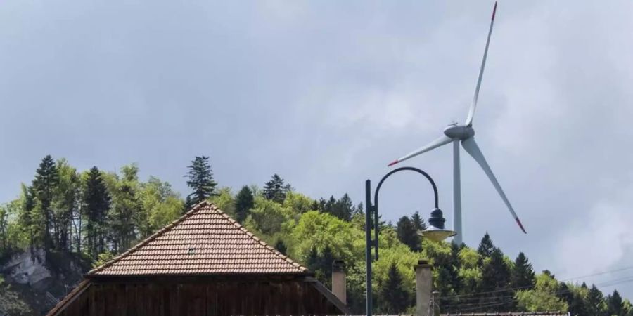 Dass das Knattern von Windkrafträdern nervt, ist unbestreitbar. Dass aber auch die nicht hörbaren Schallwellen der Anlagen die Gesundheit gefährden, wurde jetzt widerlegt. Symptome sind eingebildet, besagt eine Studie. (Archivbild)