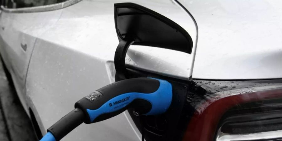 Man verzichtet auf die ursprünglich vorgesehene Einschränkung der Elektromobilität, sollte eine Mangellage eintreten. Im Bild: E-Auto beim Stromtanken.